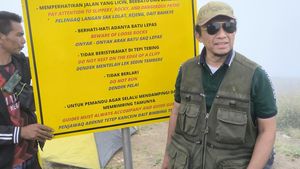 Hobi Mendaki, Tifatul Sembiring Pasang Plang Imbauan di Rinjani