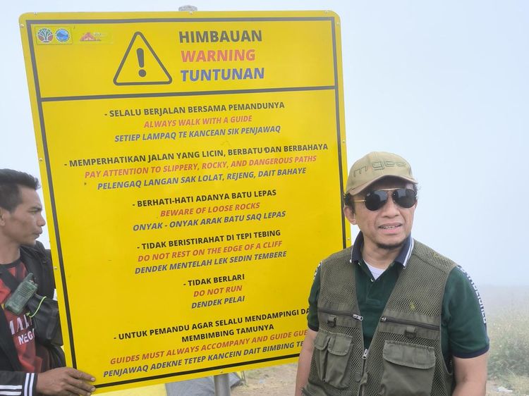 Hobi Mendaki, Tifatul Sembiring Pasang Plang Imbauan di Rinjani