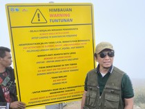 Hobi Mendaki, Tifatul Sembiring Pasang Plang Imbauan di Rinjani