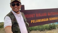 Pendakian ke Rinjani kali ini ia lakukan bersama tim kepanduan PKS NTB. Meski medan cukup berat, Tifatul tetap semangat mendaki dan tiba di Pelawangan pada Senin (28/7/2025) siang. Di puncak, ia tampak menikmati udara dingin dan kabut tebal yang menyelimuti kawasan. 