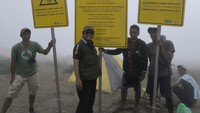 Plang yang dibawa bersama porter sejak awal pendakian itu dipasang di titik-titik strategis. “Imbauan ini penting agar para pendaki tidak lengah, apalagi cuaca sering berubah cepat di gunung,” ujar Tifatul usai pemasangan. 