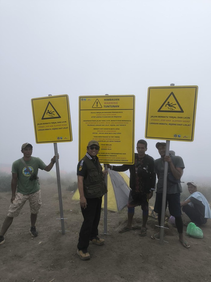 Tifatul Sembiring Mendaki Gunung Rinjani Di rapat DPR, anggota Komisi VII DPR Tifatul Sembiring sempat menyatakan dirinya termasuk seorang pendaki gunung. Baru-baru ini Tifatul mendaki Gunung Rinjani bersama tim kepanduan Nusa Tenggara Barat.