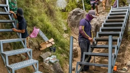 Tim gabungan sedang memasang tangga besi di jalur Pelawangan Sembalun menuju Danau Segara Anak Taman Nasional Gunung Rinjani (TNGR). (Dok. Balai TNGR)