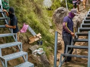 Tangga-tangga Besi Sudah Terpasang di Jalur Pelawangan Gunung Rinjani