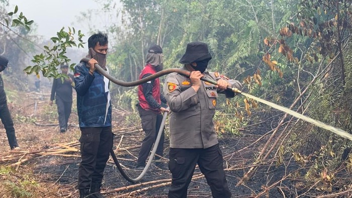 Titik api di Kepulauan Meranti, Provinsi Riau telah dipadamkan berkat kerja keras tim gabungan TNI-Polri-BPBD, Rabu (30/7/3035). Titik api muncul di Desa Tanjung Peranap, sejak Minggu (27/7/2025) lalu.