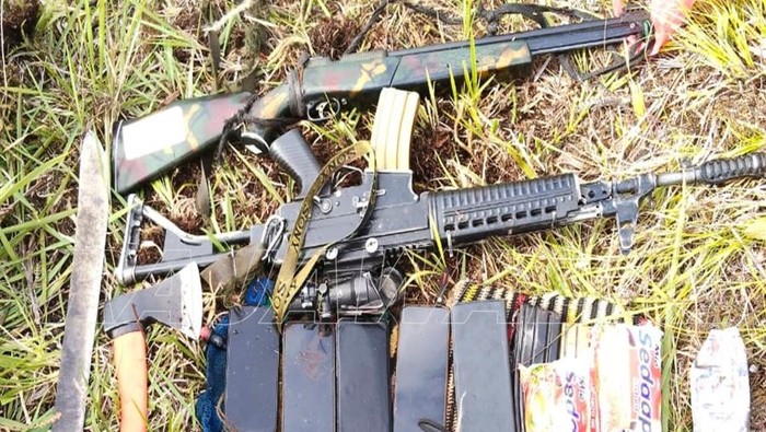 TNI mengamankan sejumlah barang milik 3 anggota OPM yang ditembak mati di Puncak Papua Tengah.
