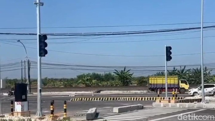 Traffic light di Jalan Lingkar Utara (JLU) Lamongan