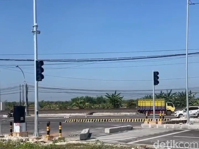 Traffic light di Jalan Lingkar Utara (JLU) Lamongan