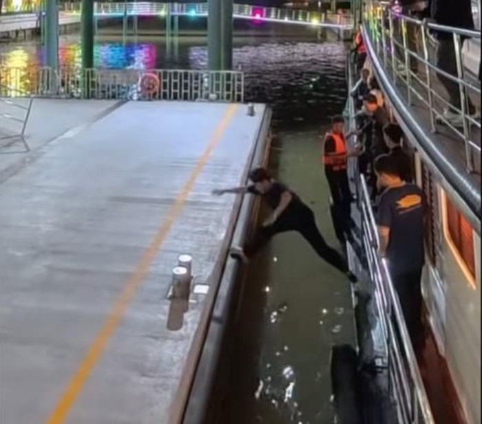 Turis jatuh di Chao Phraya