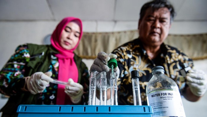 Petugas Dinas Ketahanan Pangan Kota Tangerang menguji sampel bahan pangan segar di Pasar Malabar, Kota Tangerang, Banten, Kamis (31/7/2025). Pemeriksaan pangan segar seperti ikan, ayam dan daging dengan metode tes cepat tersebut untuk mengetahui ambang batas aman residu pestisida dan uji kandungan formalin guna memastikan keamanan pangan yang dikonsumsi masyarakat. ANTARA FOTO/Putra M. Akbar/bar