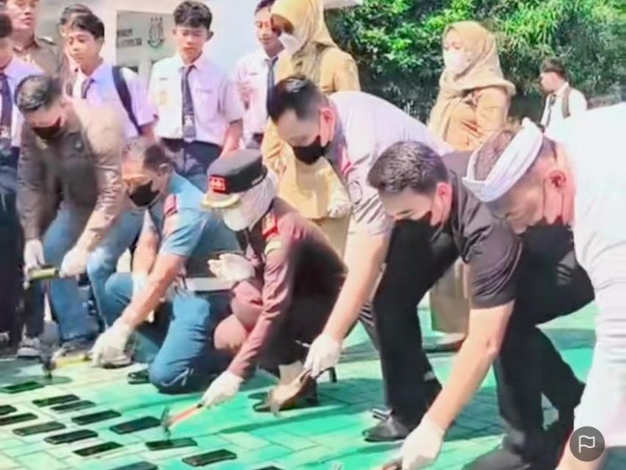 Video viral pemusnahan barang bukti ponsel di Kejari Cilegon. (dok. Tangkapan layar medsos)