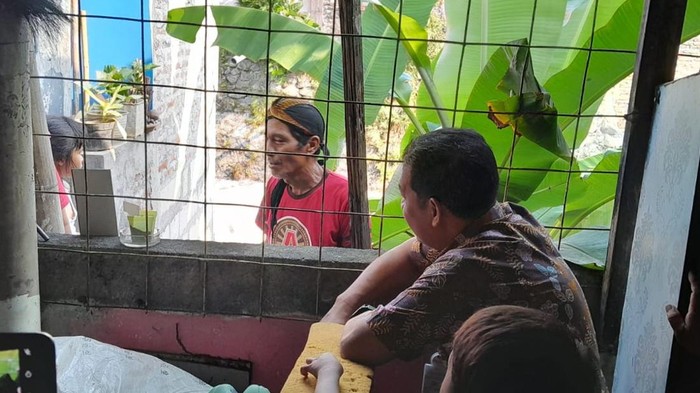 Kadisdik Kota Semarang Bambang Pramusinto saat berdialog dengan Juladi, ayah siswi SD yang viral sekolah menyeberangi sungai gegara akses rumah ditutup, Kamis (31/7/2025).