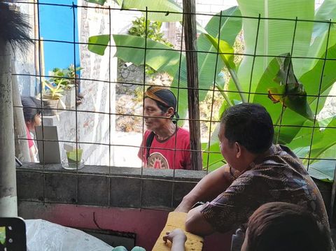 Kadisdik Kota Semarang Bambang Pramusinto saat berdialog dengan Juladi, ayah siswi SD yang viral sekolah menyeberangi sungai gegara akses rumah ditutup, Kamis (31/7/2025).