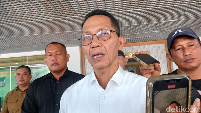 Wali Kota Batam, Amsakar Achmad.