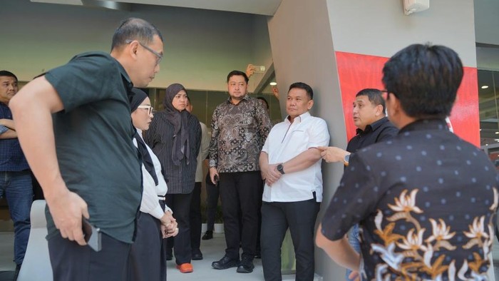 Wali Kota Makassar Munafri Arifuddin bersama pejabat Pemkot Makassar meninjau Jakarta International Stadium (JIS).