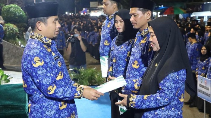 Wali Kota Parepare Tasming Hamid menyerahkan SK kepada 1.074 PPPK.