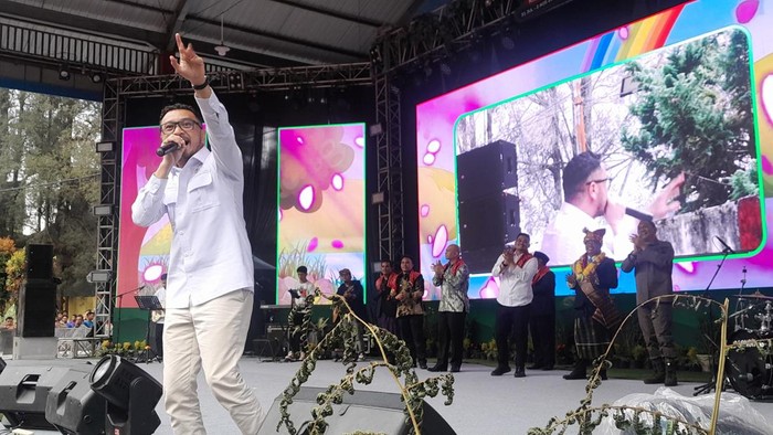 Wamenbud Giring nyanyikan lagu di Pesta Bunga, Berastagi, Kabupaten Karo. (Nizar Aldi/detikSumut)