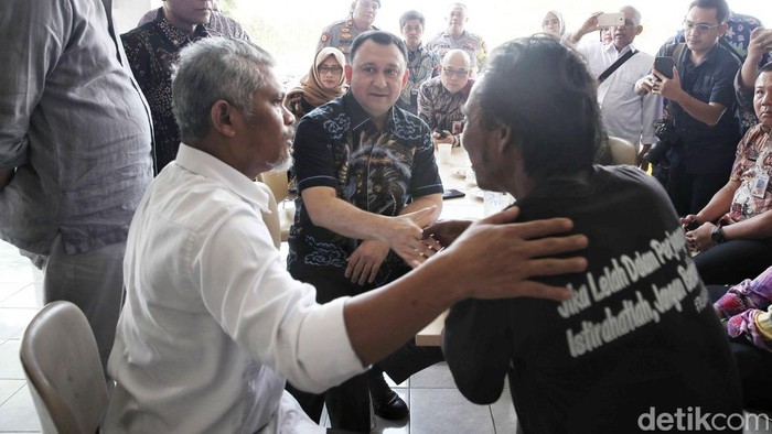Warga Kampung Bayam Masih Galau Soal Hunian JIS Warga Kampung Bayam berdialog langsung dengan Wali Kota Jakut soal hunian JIS. Sebagian siap menempati, sebagian masih berat soal biaya sewa.