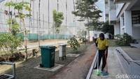 Namun demikian, tidak semua warga sepenuhnya sepakat. Sebagian warga lainnya mengungkapkan bahwa meski pada dasarnya mereka tidak menolak untuk tinggal di hunian itu terdapat satu persoalan utama yang belum dapat mereka terima sepenuhnya besaran biaya sewa bulanan yang mencapai Rp1,7juta per bulan.