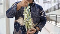 Dalam dialog tersebut, sebagian warga Kampung Bayam menyatakan kesediaannya untuk menempati unit hunian di kawasan JIS. Mereka mengapresiasi langkah pemerintah yang telah menyediakan hunian permanen sebagai solusi jangka panjang setelah sebelumnya tinggal di wilayah yang terdampak pembangunan JIS.  