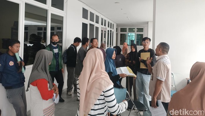 Warga menggeruduk kantor Dinas Koperasi dan UMKM Lombok Tengah melakukan protes sulitnya membuat barcode pembelian BBM, Kamis (31/7/2025). (Edi Suryansyah/detikBali)