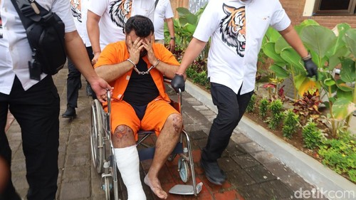 Warga negara (WN) Azerbaijan Tajaddin Hajiyev saat digiring dengan kursi roda ke tahanan Mapolresta Denpasar, Kamis (31/7/2025). (Foto: Aryo Mahendro/detikBali)