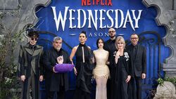 Gaya Jenna Ortega dengan Naked Dress