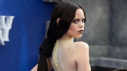 Gaya Jenna Ortega dengan Naked Dress