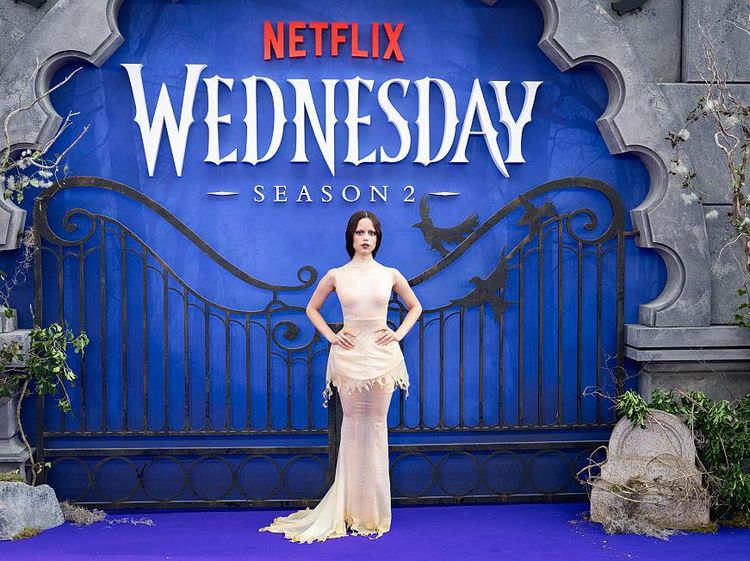 Gaya Jenna Ortega dengan Naked Dress