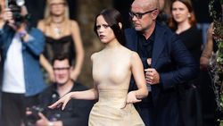 Gaya Jenna Ortega dengan Naked Dress
