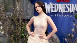 Gaya Jenna Ortega dengan Naked Dress