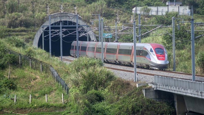 Whoosh Melaju, Pemerintah Bahas Ekspansi Jalur Kereta Cepat hingga Surabaya Kereta cepat Whoosh melintas di Ngamprah, Kabupaten Bandung Barat, Jawa Barat, Kamis (31/7/2025). Menteri Koordinator Bidang Infrastruktur dan Pembangunan Kewilayahan Republik Indonesia Agus Harimurti Yudhoyono menyatakan saat ini pemerintah tengah mempercepat kajian terkait usulan perluasan (jalur) Kereta Cepat Jakarta-Bandung (KCJB) atau Whoosh ke Surabaya guna mempercepat mobilitas yang terintegrasi dan efisien di seluruh Pulau Jawa. ANTARA FOTO/Abdan Syakura/bar
