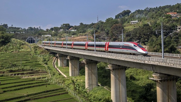 Kereta cepat Whoosh melintas di Ngamprah, Kabupaten Bandung Barat, Jawa Barat, Kamis (31/7/2025). Menteri Koordinator Bidang Infrastruktur dan Pembangunan Kewilayahan Republik Indonesia Agus Harimurti Yudhoyono menyatakan saat ini pemerintah tengah mempercepat kajian terkait usulan perluasan (jalur) Kereta Cepat Jakarta-Bandung (KCJB) atau Whoosh ke Surabaya guna mempercepat mobilitas yang terintegrasi dan efisien di seluruh Pulau Jawa. ANTARA FOTO/Abdan Syakura/bar