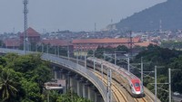 Kereta cepat Whoosh melintas di Kota Cimahi. Kajian proyek kereta cepat hingga Surabaya guna mempercepat mobilitas yang terintegrasi dan efisien di seluruh Pulau Jawa. Foto: ANTARA FOTO/Abdan Syakura