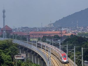 Danantara Turun Tangan Bereskan Utang Kereta Cepat, DPR Wanti-wanti Hal ini