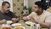 Tak hanya bersama istri, tapi Yislam juga pernah mengabadikan momen makan bersama Pak Muh, ayahnya. Mereka menikmati nasi kuning dengan aneka lauk dan susu oat. Foto: Instagram/@yislamaljaidi