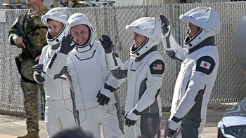 Empat astronaut dari misi NASA’s SpaceX Crew-11 melangkah mantap keluar dari Gedung Operasi dan Pemeriksaan di Kennedy Space Center, Florida, Amerika Serikat, pada Rabu (31/7/2025) waktu setempat. Mereka menuju kendaraan yang akan membawa mereka ke Launch Complex 39-A. (REUTERS/Steve Nesius)