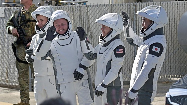 4 Astronot Crew-11 Siap Terbang ke Stasiun Antariksa NASAs SpaceX Crew-11 crew members, Mission Specialist Oleg Platonov of Roscosmos, Pilot Mike Fincke of U.S., Commander Zena Cardman of U.S., and Mission Specialist Kimiya Yui of Japan’s JAXA, walk from the Operations & Checkout Building at the Kennedy Space Center for transport to Launch Complex 39-A ahead of their launch to the International Space Station in Cape Canaveral, Florida, U.S., July 31, 2025. REUTERS/Steve Nesius