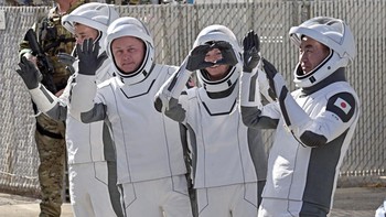 Para kru terdiri dari Komandan Zena Cardman dan Pilot Mike Fincke, keduanya dari Amerika Serikat, serta dua spesialis misi: Oleg Platonov dari badan antariksa Rusia Roscosmos dan Kimiya Yui dari badan antariksa Jepang JAXA. (REUTERS/Steve Nesius)  