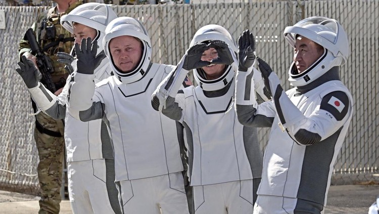 4 Astronot Crew-11 Siap Terbang ke Stasiun Antariksa NASAs SpaceX Crew-11 crew members, Mission Specialist Oleg Platonov of Roscosmos, Pilot Mike Fincke of U.S., Commander Zena Cardman of U.S., and Mission Specialist Kimiya Yui of Japan’s JAXA, walk from the Operations & Checkout Building at the Kennedy Space Center for transport to Launch Complex 39-A ahead of their launch to the International Space Station in Cape Canaveral, Florida, U.S., July 31, 2025. REUTERS/Steve Nesius