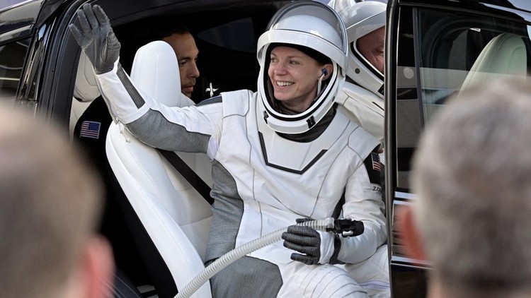 4 Astronot Crew-11 Siap Terbang ke Stasiun Antariksa NASAs SpaceX Crew-11 crew members, Mission Specialist Oleg Platonov of Roscosmos, Pilot Mike Fincke of U.S., Commander Zena Cardman of U.S., and Mission Specialist Kimiya Yui of Japan’s JAXA, walk from the Operations & Checkout Building at the Kennedy Space Center for transport to Launch Complex 39-A ahead of their launch to the International Space Station in Cape Canaveral, Florida, U.S., July 31, 2025. REUTERS/Steve Nesius
