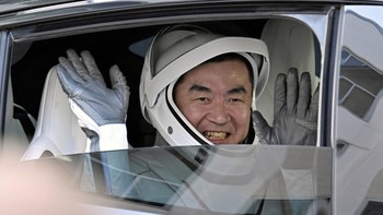 Sebelum menaiki kendaraan, keempat astronaut menyapa awak media dan tim pendukung dengan lambaian tangan dan senyuman. Momen ini menandai tahap akhir persiapan sebelum peluncuran ke orbit rendah Bumi. (REUTERS/Steve Nesius)  