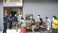 Petugas masih mendalami jaringan distribusi sabu-sabu tersebut. Sementara para pengguna yang diamankan akan menjalani tes urine dan proses rehabilitasi sesuai hasil pemeriksaan awal. (ANTARA FOTO/M Risyal Hidayat) 