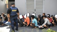 Warga melaporkan adanya dugaan transaksi narkoba jenis sabu-sabu pada pukul 01.00 WITA. Menindaklanjuti informasi tersebut, petugas BNNP Kaltim langsung bergerak ke lokasi. (ANTARA FOTO/M Risyal Hidayat) 