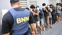 Sebanyak 94 orang pengguna narkoba diamankan Badan Narkotika Nasional Provinsi (BNNP) Kalimantan Timur dalam razia di Samarinda, Jumat (1/8/2025). Razia dilakukan setelah adanya laporan warga terkait aktivitas mencurigakan di kawasan A.M Sangaji. (ANTARA FOTO/M Risyal Hidayat) 