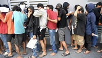 Setibanya di lokasi, petugas mendapati puluhan orang tengah berada di sejumlah titik yang diduga menjadi tempat konsumsi dan transaksi narkoba. Mereka kemudian dibawa ke kantor BNNP Kaltim untuk pemeriksaan lebih lanjut. (ANTARA FOTO/M Risyal Hidayat) 