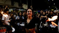 Aksi kreatif ini menarik perhatian publik dan media di pusat ibu kota Quito. REUTERS/Karen Toro