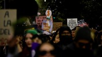 Demonstran menilai kebijakan tersebut minim dialog dan berdampak pada layanan publik. REUTERS/Karen Toro