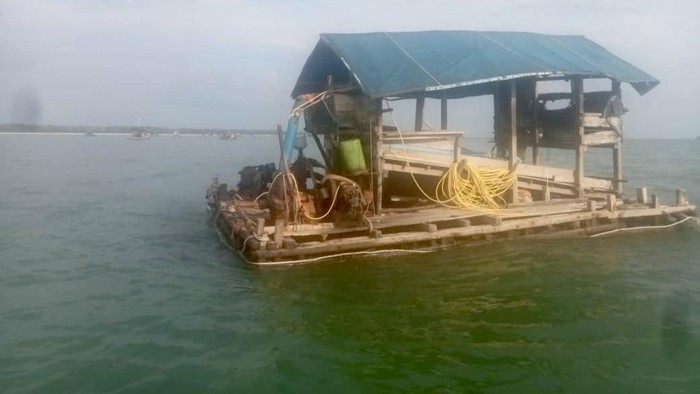Alat-alat tambang timah yang ditarik polisi.