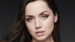 Terakhir ada Ana de Armas yang dikabarkan pacaran dengan Tom Cruise sejak awal 2025 dan putus pada bulan Oktober di tahun yang sama. (Foto: dok. Instagram @ana_d_armas)